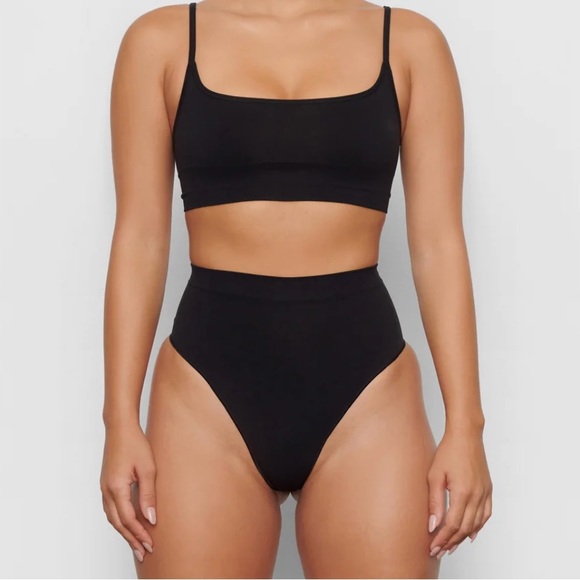 SEAMLESS SCULPT THONG - Picture 1 of 3